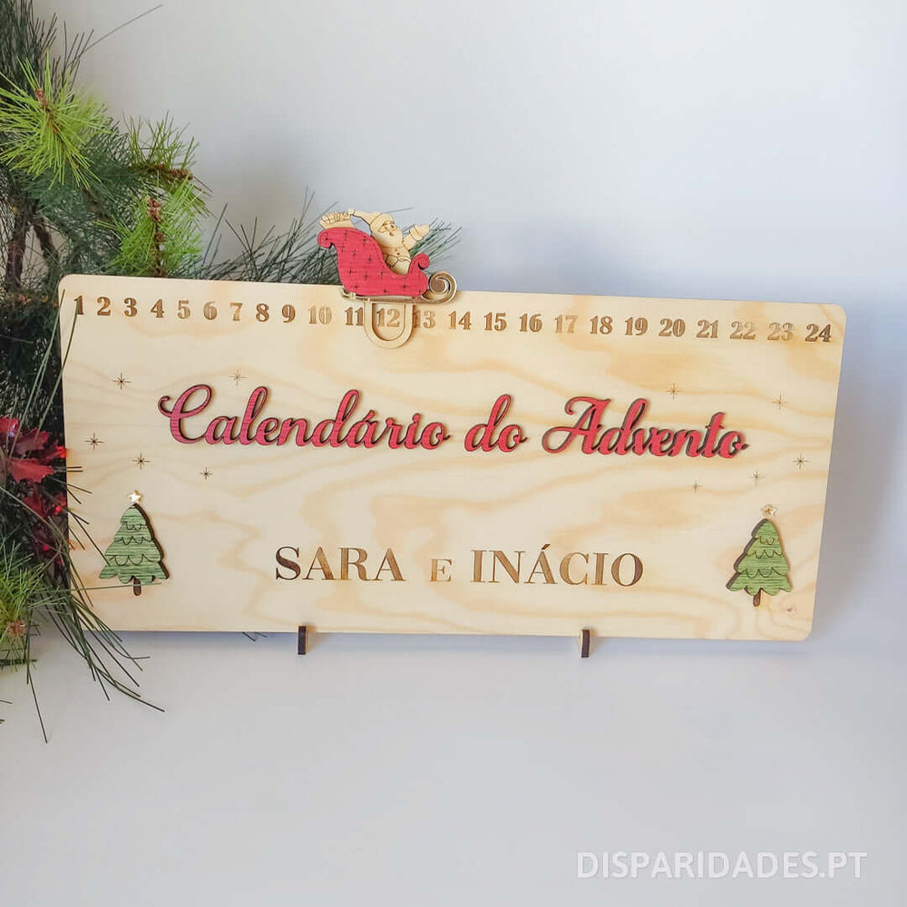 um calendario do advento em pinho retangular na horizontal com detalhes natalícos em relevo e números na parte superior o  trenó desliza sobre os dias