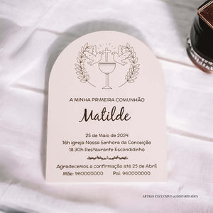 Convite elegante para primeira comunhão, com design simples e nome "Matilde" em destaque.