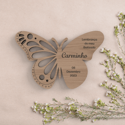 uma lembrança borboleta em carvalho com ramos de flores ao lado