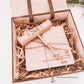Caixa de vinho em madeira com saca-rolhas personalizado e base para copos gravados, ideal para presente rústico.