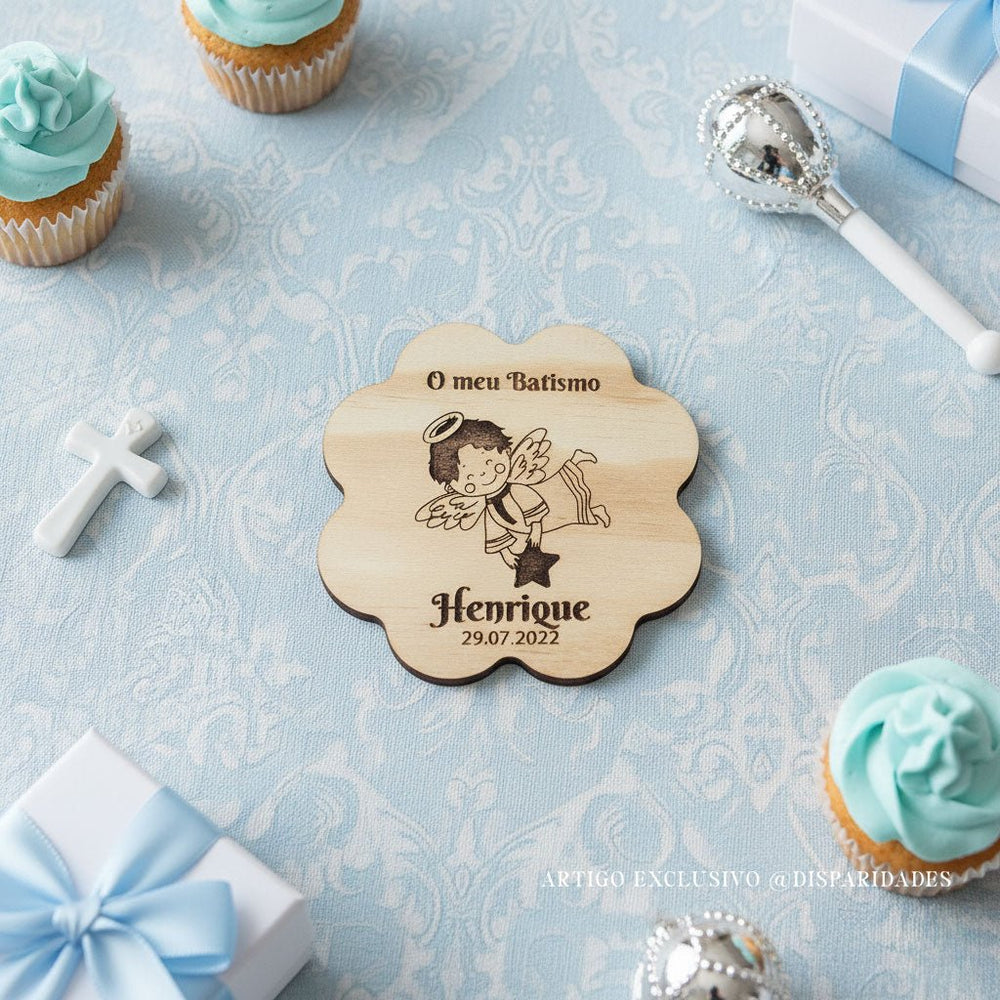 lembrança em pinho rustico em uma mesa de batismo com doces uma cruz e outros detalhes em azul pastel
