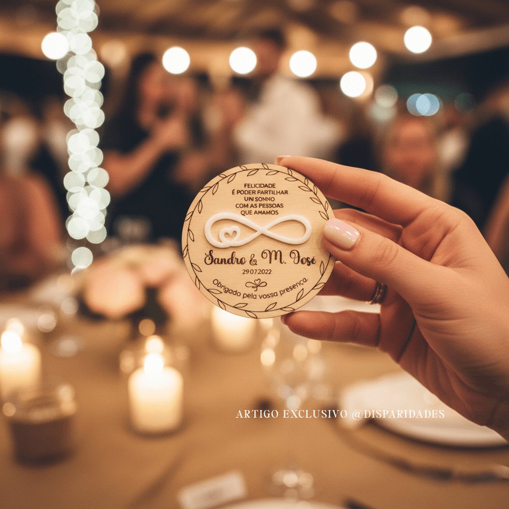 uma mão feminina a segurar uma lembrança de casamento na festa de casamento 