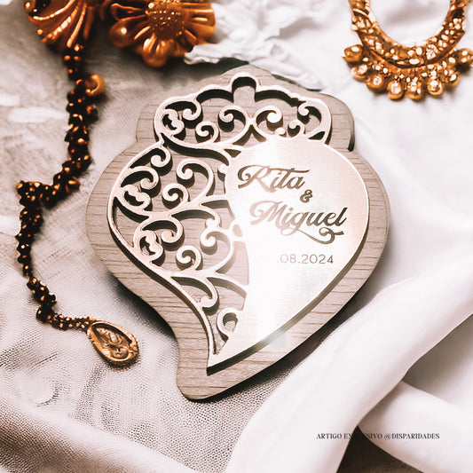 Save-the-date rústico de casamento em madeira, com coração e "Rita & Miguel, 03.08.2024", sobre tecido elegante
