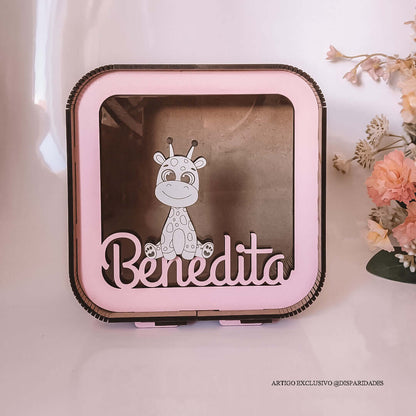 um mealheiro rosa com o nome Benedita com a imagem de uma girafa sobre o nome