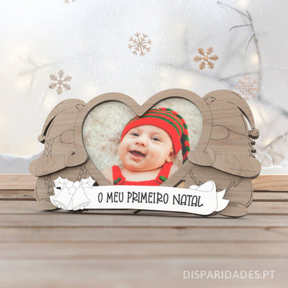 moldura em carvalho com dois duendes menino e menina a segurar um coração com uma foto dentro, abaixo uma frase personalizada a dizer o meu primeiro natal