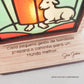 Oratório rústico iluminado com imagem de São João em vitral, com ovelha aos pés e frase: “Cada pequeno gesto de bondade prepara o caminho para um mundo melhor.