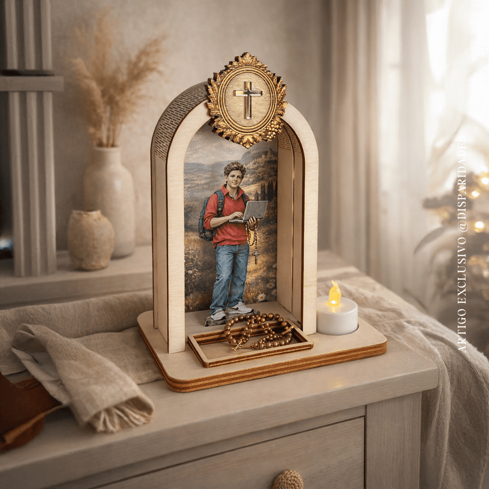Oratório em madeira com imagem de Carlo Acutis, terço e vela LED sobre mesa decorativa.