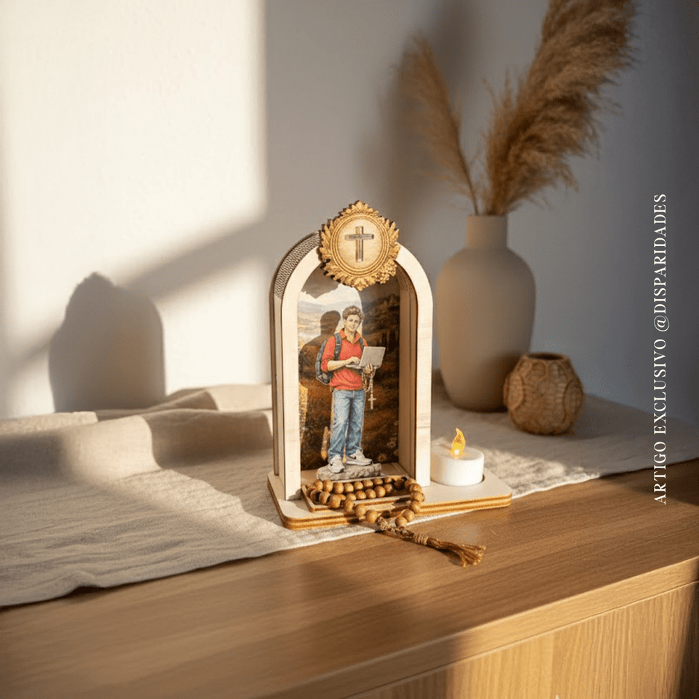 Oratório de madeira com imagem DE Carlo Acutis, terço de contas e vela LED sobre aparador iluminado.