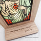 Oratório Rústico em madeira com vitral colorido de Jesus Cristo e a frase “Não temas, eu venci o mundo” gravada na base.