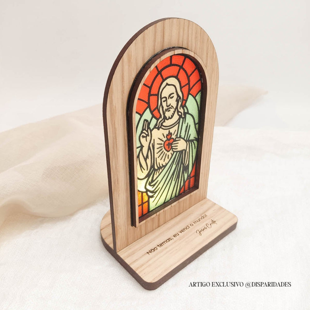 Oratório Rústico em madeira com vitral colorido de Jesus Cristo e a frase “Não temas, eu venci o mundo” gravada na base.