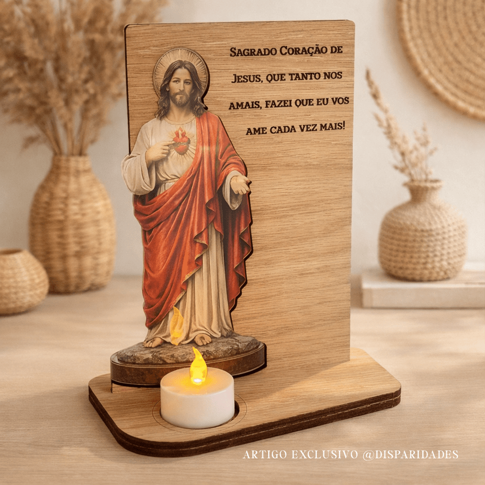 Placa de madeira com imagem do Sagrado Coração de Jesus e vela acesa, com oração religiosa gravada em português.
