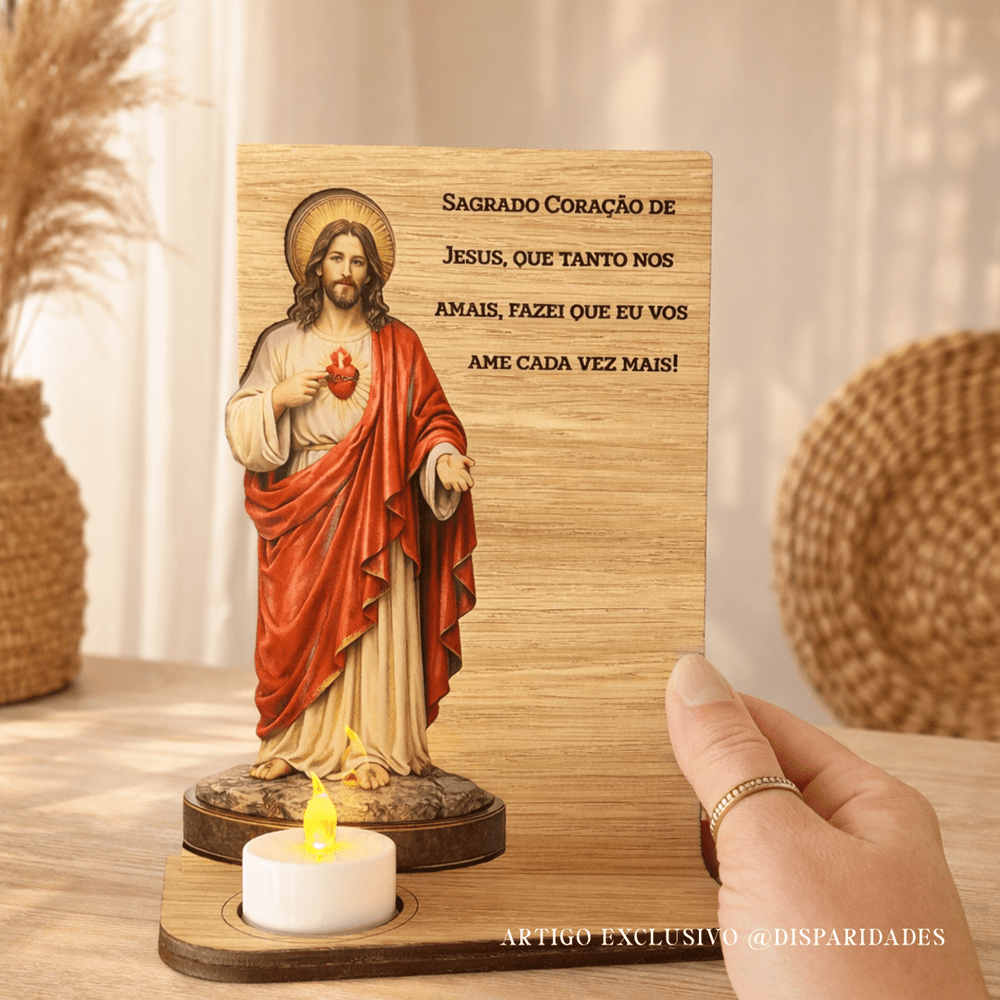 Placa de madeira com imagem do Sagrado Coração de Jesus e vela acesa, com oração religiosa gravada em português.
