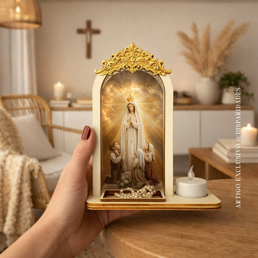 Oratório religioso em madeira com Nossa Senhora de Fátima, pastorinhos e suporte para vela LED.