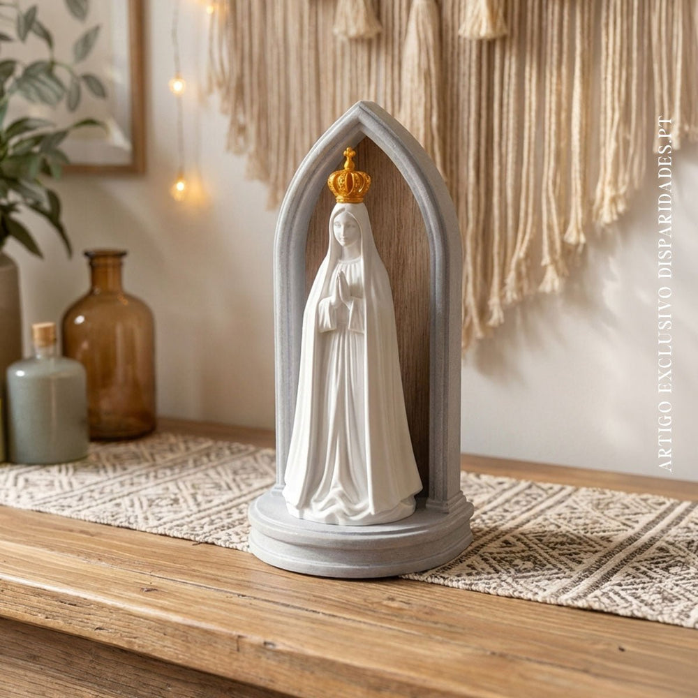 Oratório de Nossa Senhora de Fátima visto de ângulo, sobre um móvel de madeira com tecido decorativo e macramé ao fundo.