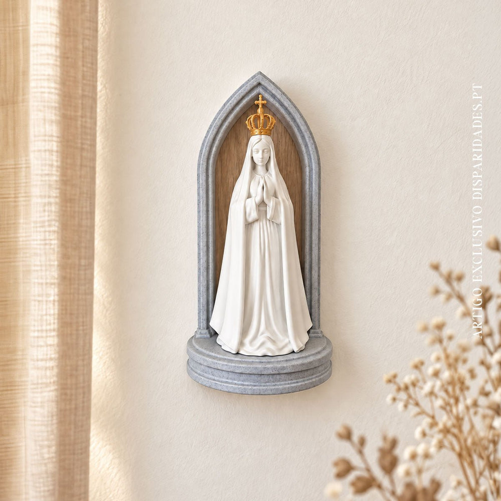 Oratório de Nossa Senhora de Fátima fixo na parede, com figura branca, coroa dourada, fundo em madeira e arco cinzento.