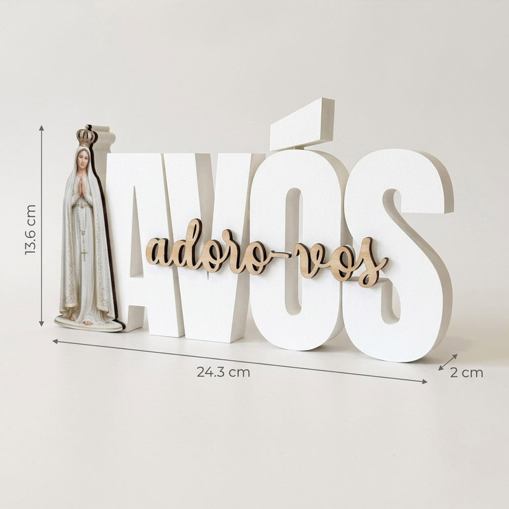 Placa branca Avós adoro-vos com Nossa Senhora de Fátima e frase em madeira, com medidas de 24,3 × 13,6 × 2 cm.