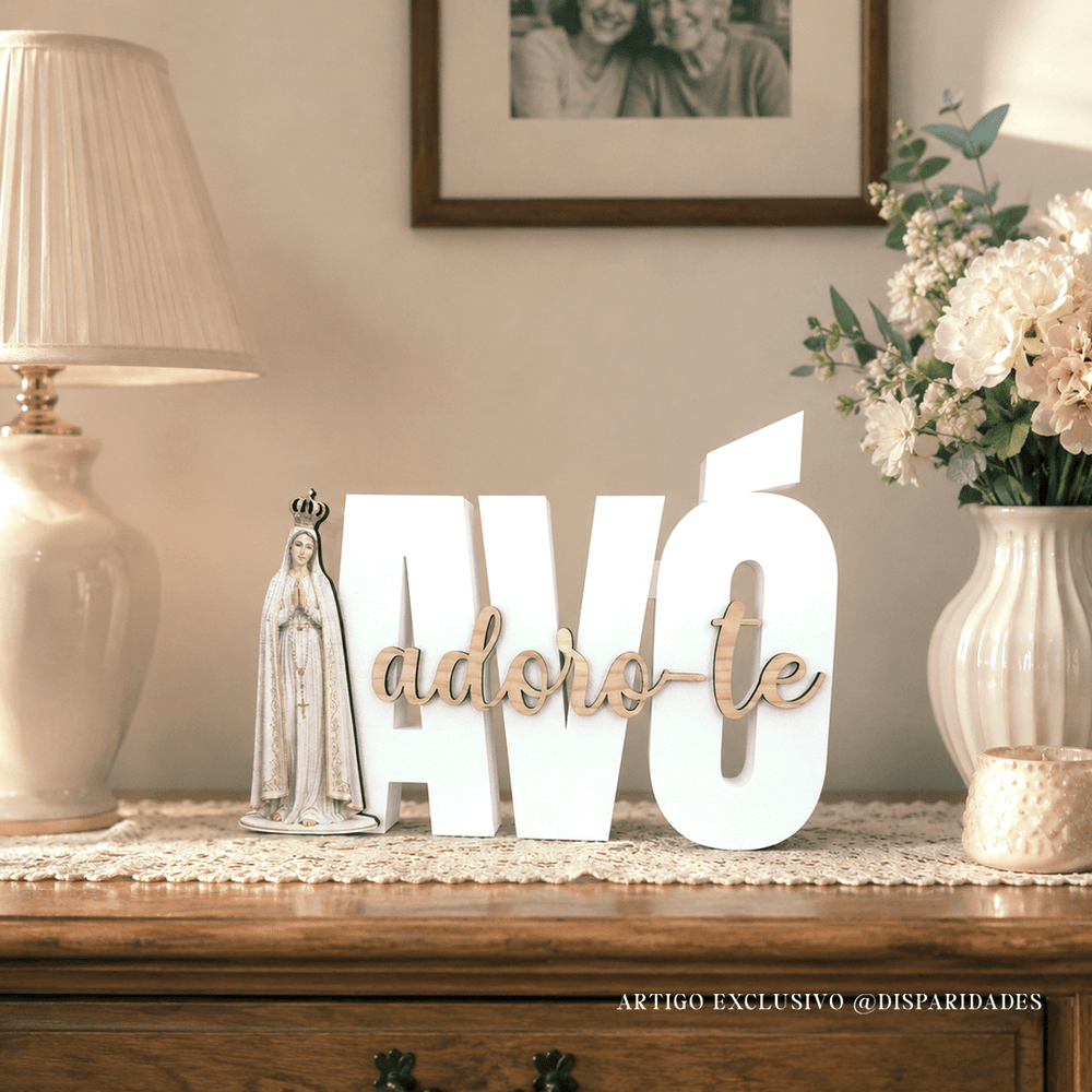Placa personalizada de Nossa Senhora de Fátima com dedicatória aos avós, exposta junto a flores e moldura.