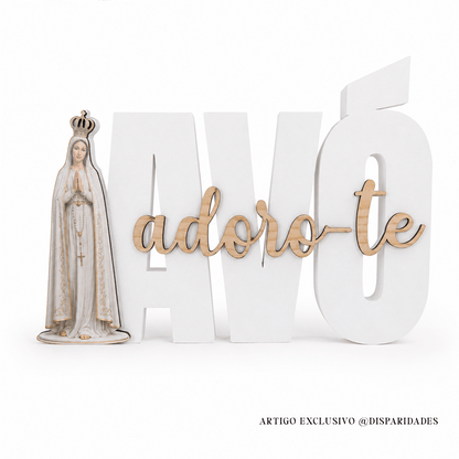 Placa branca “AVÓ adoro-te” com imagem de Nossa Senhora de Fátima e lettering em madeira.