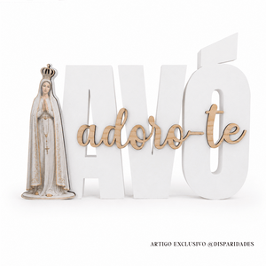 Placa branca “AVÓ adoro-te” com imagem de Nossa Senhora de Fátima e lettering em madeira.