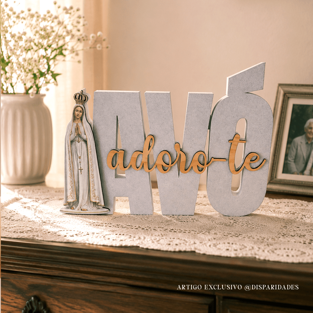 Placa personalizada de Nossa Senhora de Fátima com dedicatória aos avós, exposta junto a flores e moldura.