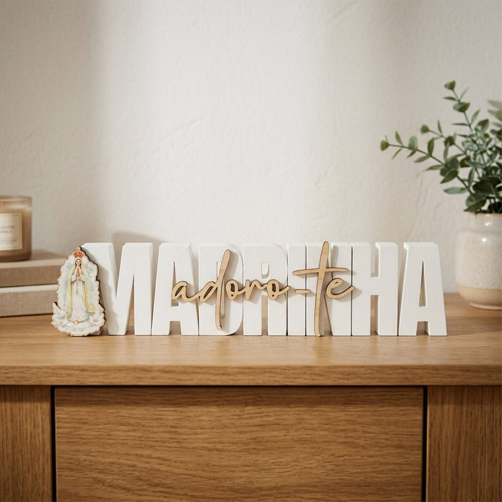 Vista frontal da placa decorativa branca Madrinha Adoro-te com Nossa Senhora de Fátima e lettering em madeira natural.
