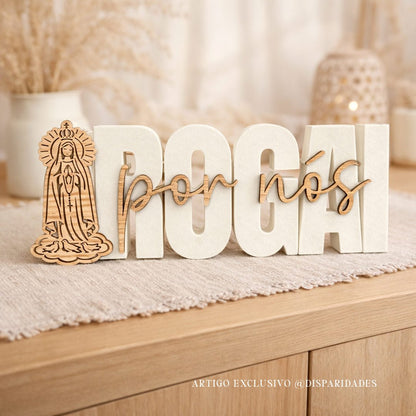 Decoração religiosa em madeira Rogai por Nós de Nossa Senhora de Fátima sobre móvel