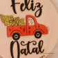 Placa de madeira com carrinha vermelha transportando uma árvore de Natal verde. Texto "Feliz Natal" em relevo preto, com design rústico e nome da família gravado.