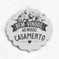 Placa rústica em madeira clara com flores desenhadas e a frase "Bem-vindos ao nosso casamento". Fundo branco, realçando o design simples e acolhedor.