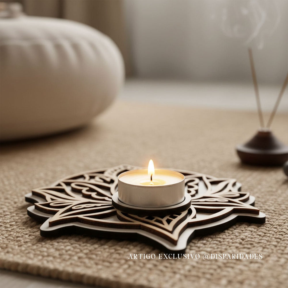 um porta-vela com a forma e recortes de flor de lótus num ambiente aconchegante 