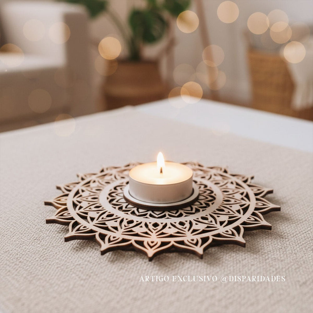 uma base de vela rústica estilo mandala feita em madeira com uma vela ao centro em um ambiente acolhedor.