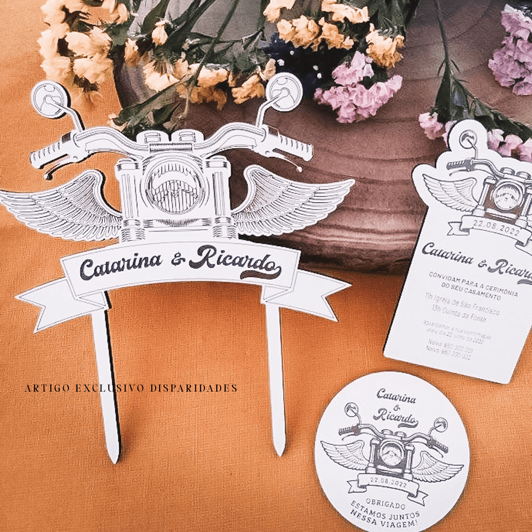 Artigos para festa com tema motard e nomes "Catarina & Ricardo", incluindo topper de bolo, convites e lembranças.