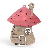 Pendente Casa Cogumelo - Coleção Bosque Encantado em carvalho com detalhes brancos e vermelho