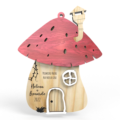 Pendente Casa Cogumelo - Coleção Bosque Encantado em pinho com detalhes brancos e vermelho
