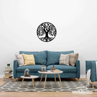 Árvore da vida em preto com 40 cm de diâmetro afixada na parede por cima de um sofá azul de dois lugares