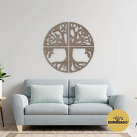 Árvore da vida em Carvalho com 80 cm de diâmetro afixada na parede por cima de um sofá azul claro de dois lugares